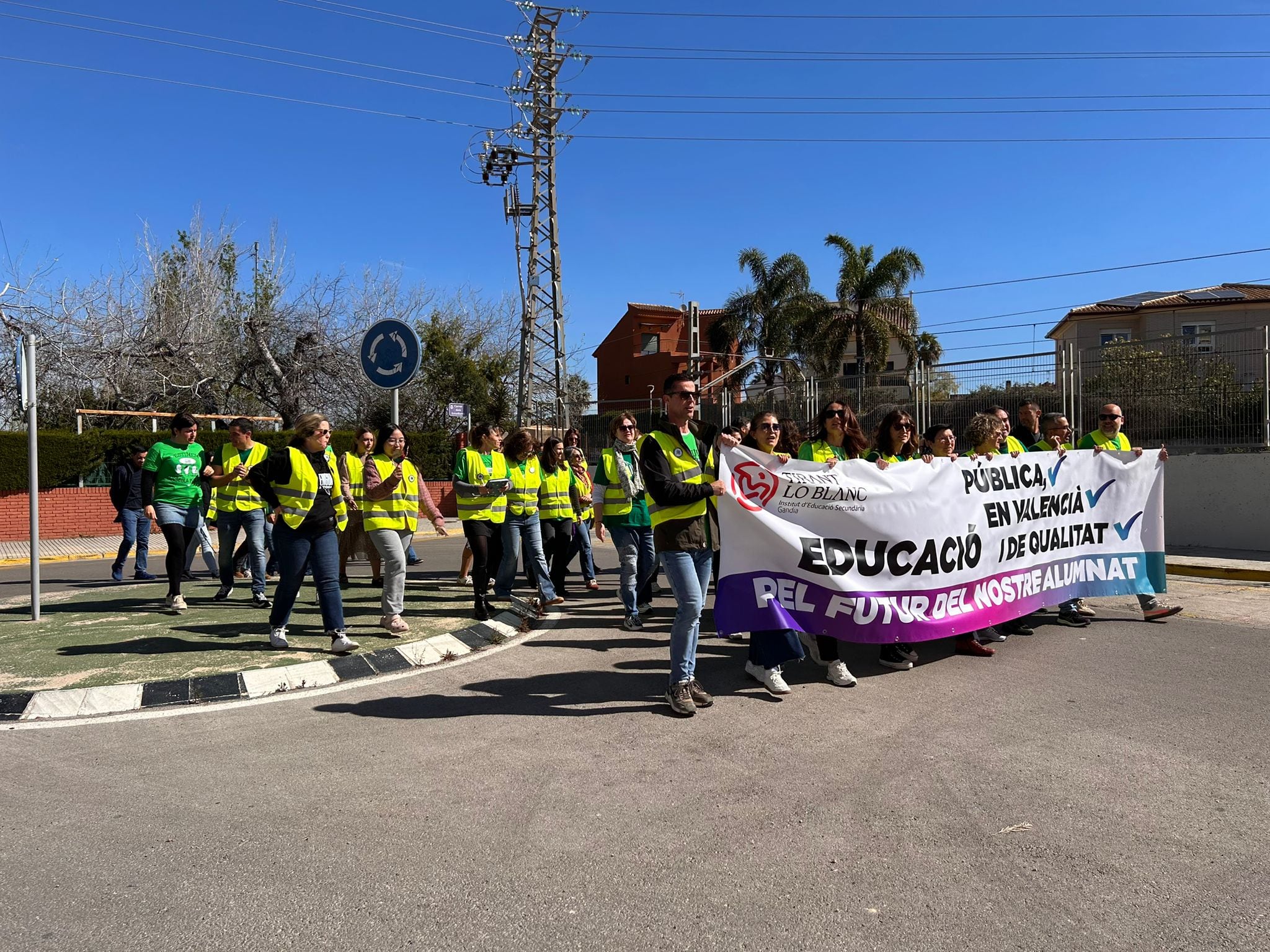 Profesorado del IES Tirant lo Blanc protestan por la falta de recusos.