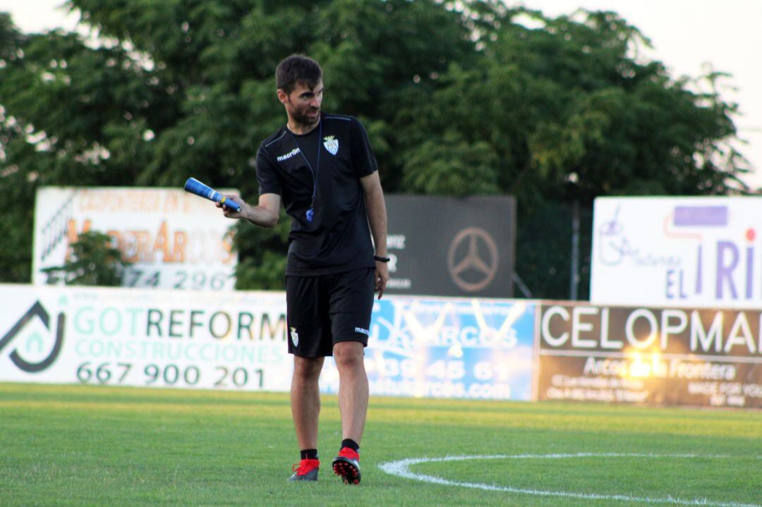 Alberto Vázquez, entrenador del Arcos CF, durante un entrenamiento