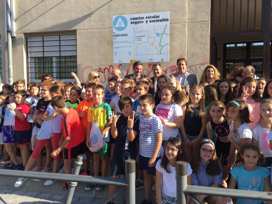 Escolares que han inaugurado el nuevo camino escolar seguro del colegio Cándido Nogales de Jaén