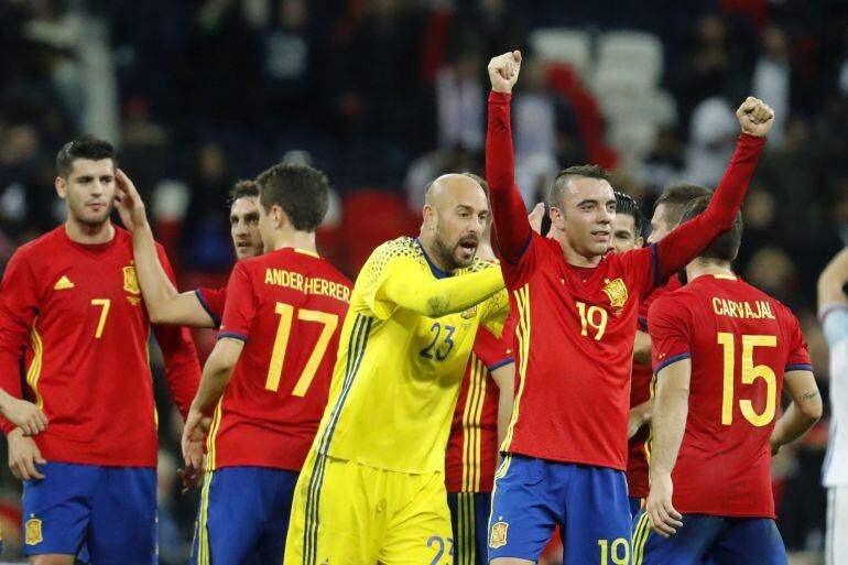 El delantero de la selección española Iago Aspas (2-d) celebra tras marcar el primer gol ante Inglaterra, durante el partido amistoso disputado esta noche en el estadio de Wembley, en Londres.