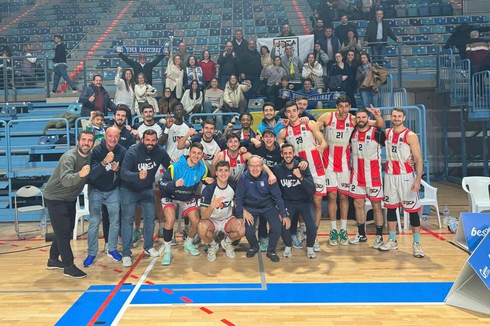 La plantilla celebra el triunfo