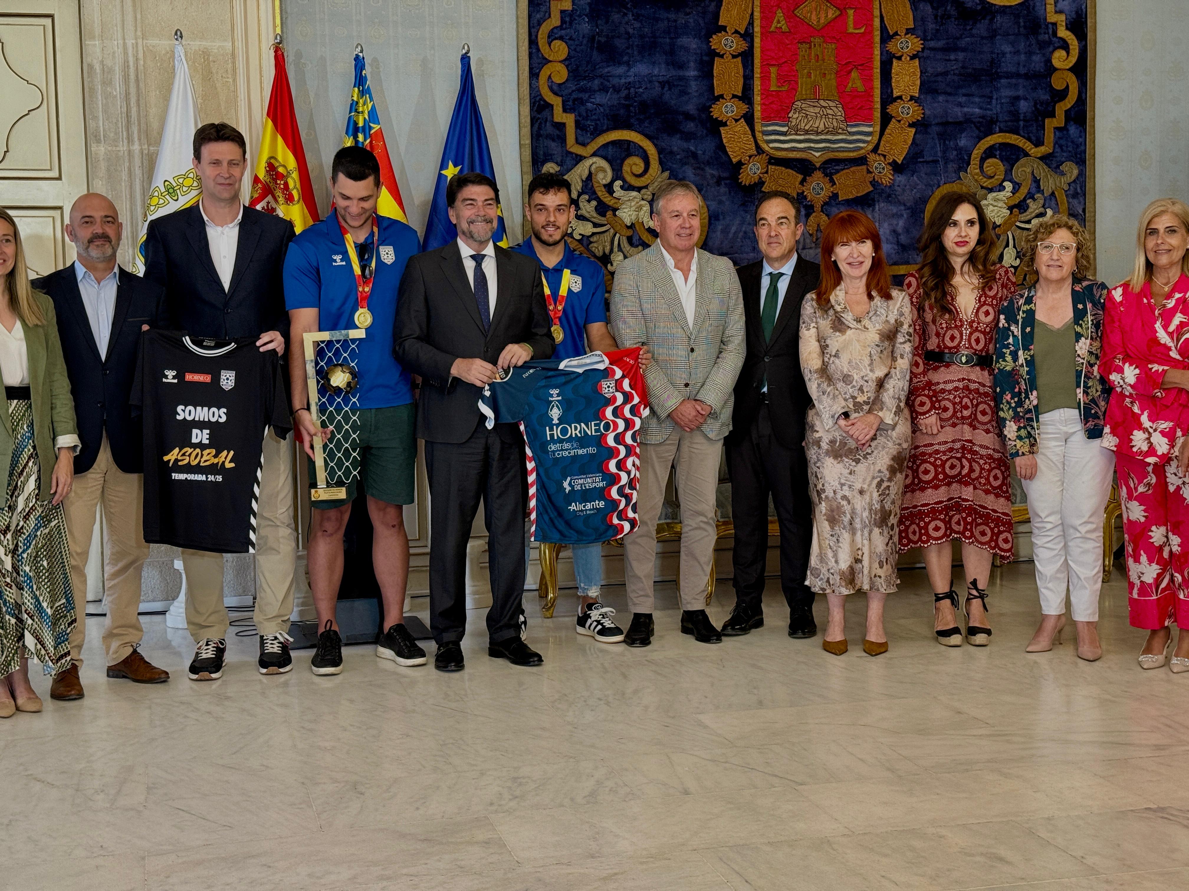 Recepción oficial del Ayuntamiento de Alicante al equipo del Horneo tras su ascenso