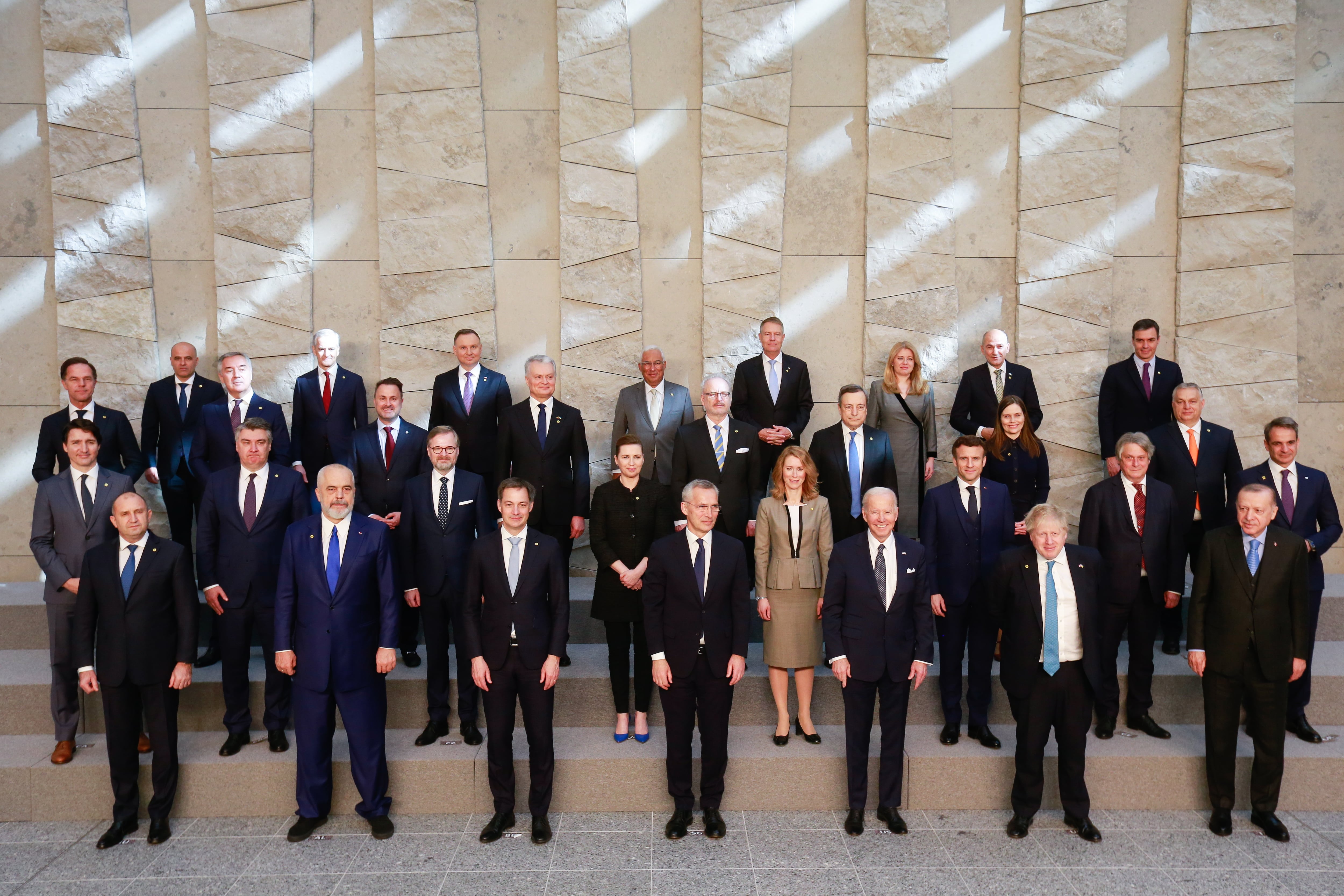 Foto de familia de los jefes de Estado y primeros ministros que participan en la cumbre extraordinaria de la OTAN en la sede de la Alianza en Bruselas, este jueves