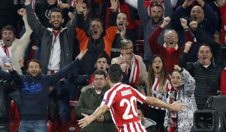 Aritz Aduriz celebra un gol en San Mamés