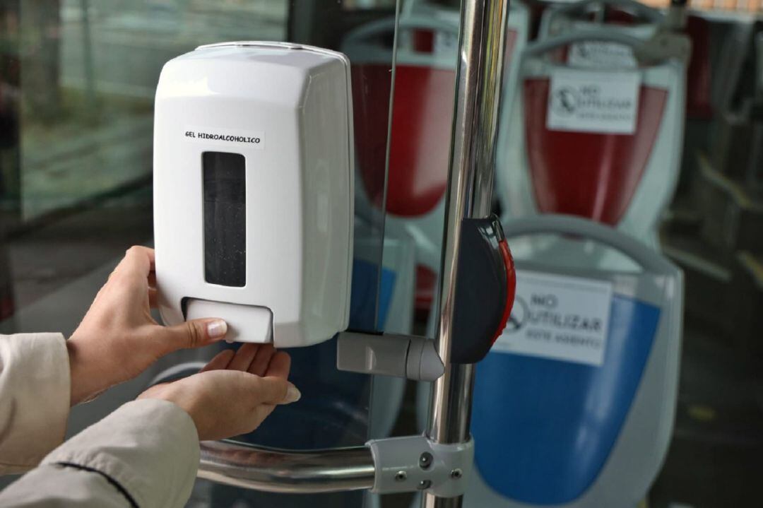 Dispensador de gel hidroalcohólico en un autobús urbano de Zaragoza 
