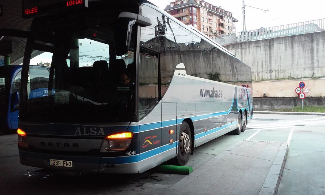 Un autobús parado en una Estación de Autobuses.