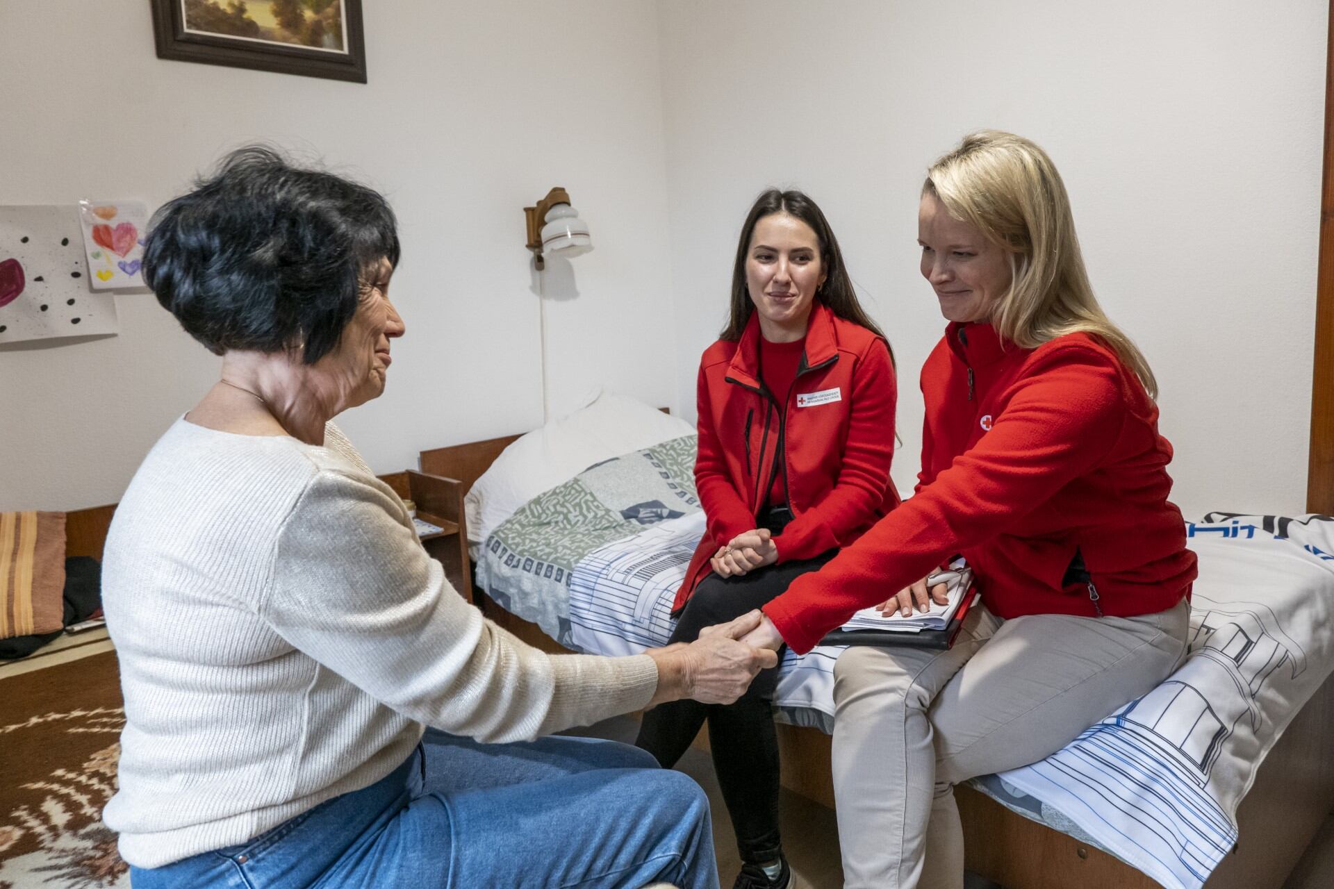 Voluntarias de Cruz Roja con las personas refugiadas,