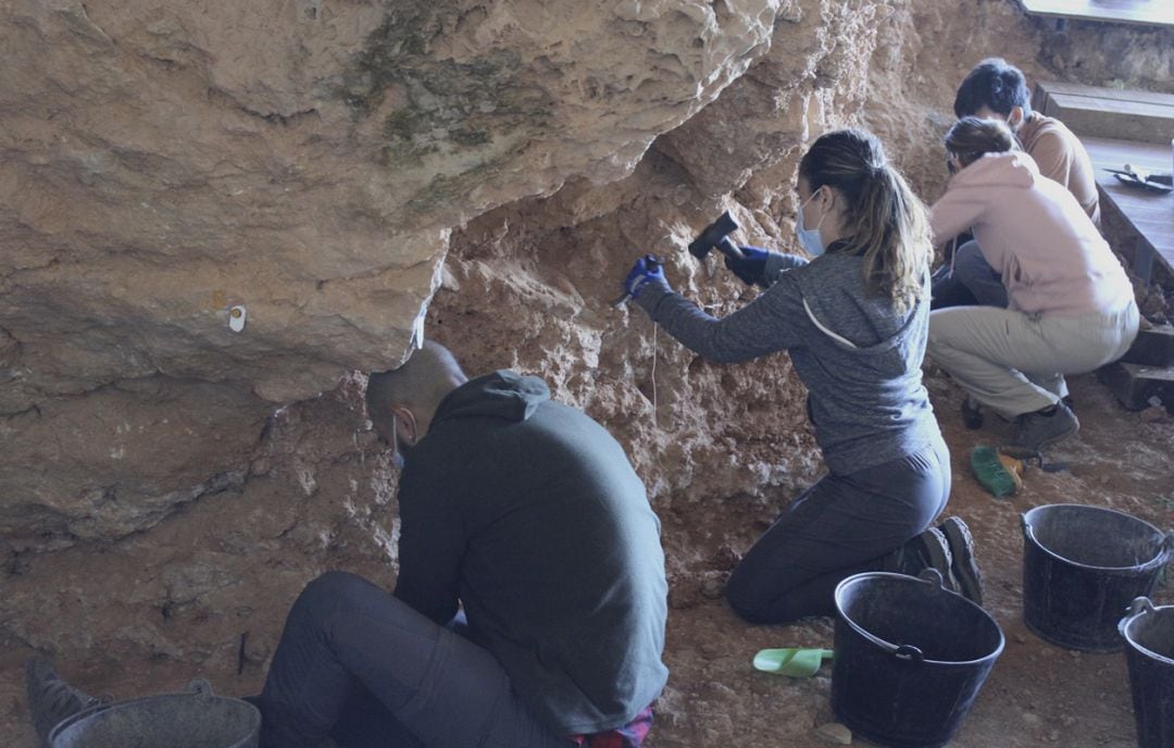 Trabajos en la Cova Bolomor de Tavernes