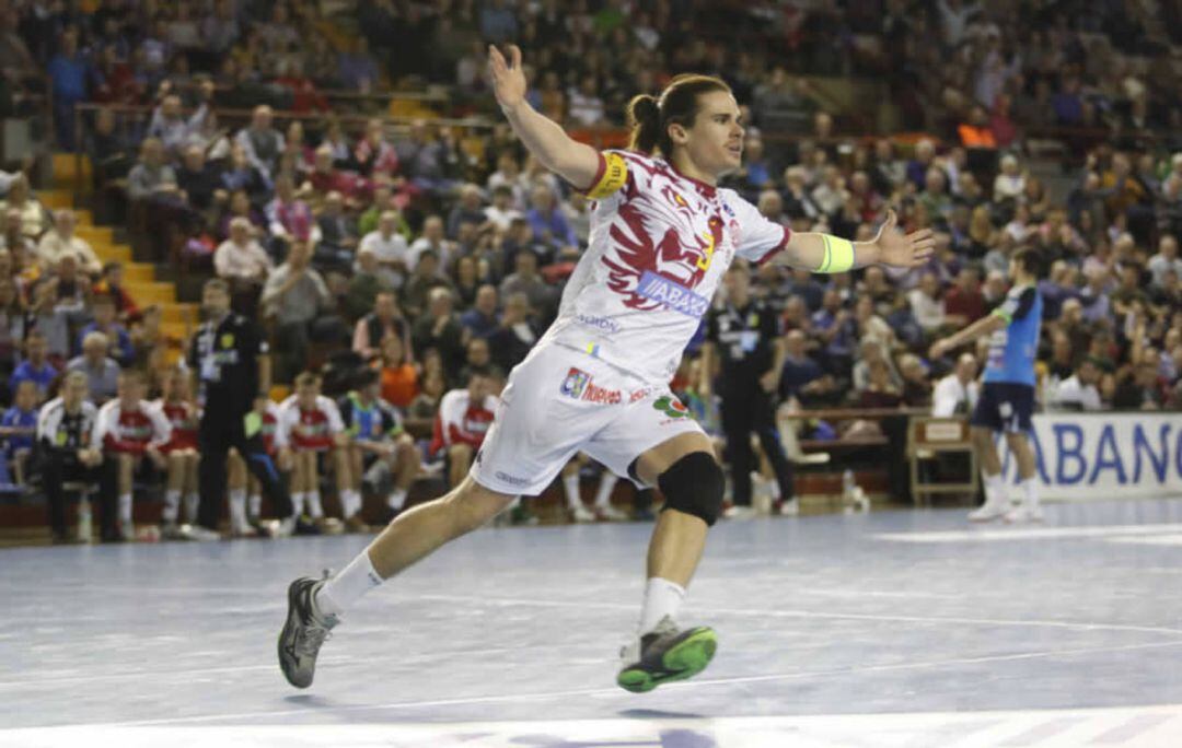 Mario López celebra uno de sus goles en el Palacio Municipal