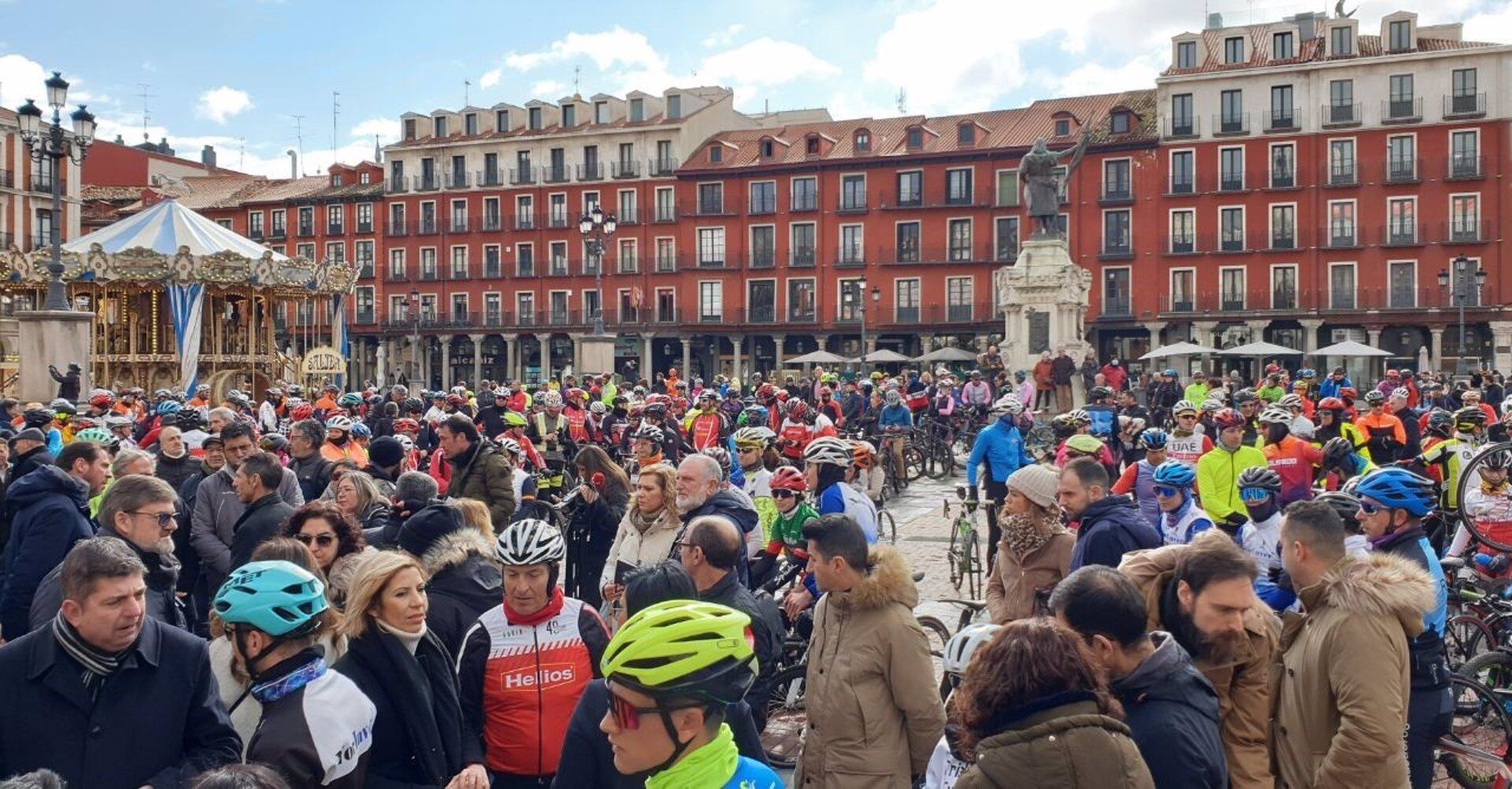Unas 450 personas, según datos de Policía Municipal, han participado este domingo en Valladolid en una emotiva marcha que ha recorrido la ciudad para recordar a Estela Domínguez, la joven de 19 años que perdió la vida en Salamanca atropellada mientras entrenaba, y han pedido "más respeto y concienciación" hacia los ciclistas.