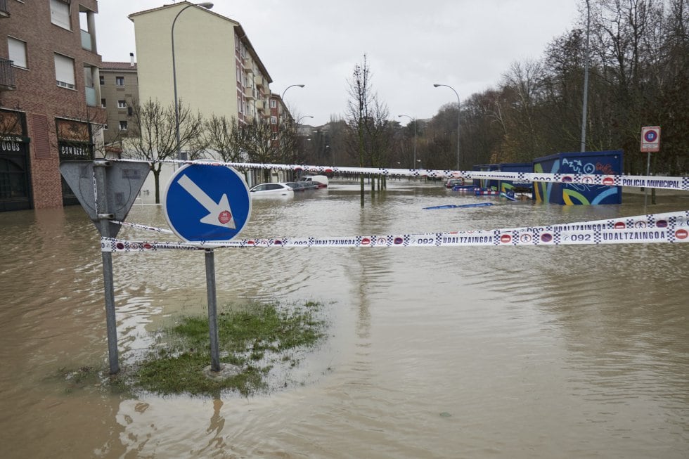 Señales de tráfico cubiertas de agua en una vía inundada del barrio de Rotxapea, a 10 de diciembre de 2021, en Pamplona