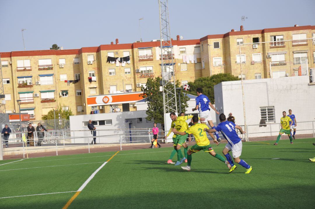 Pedro Carrión remata de cabeza un centro de Alberto Durán