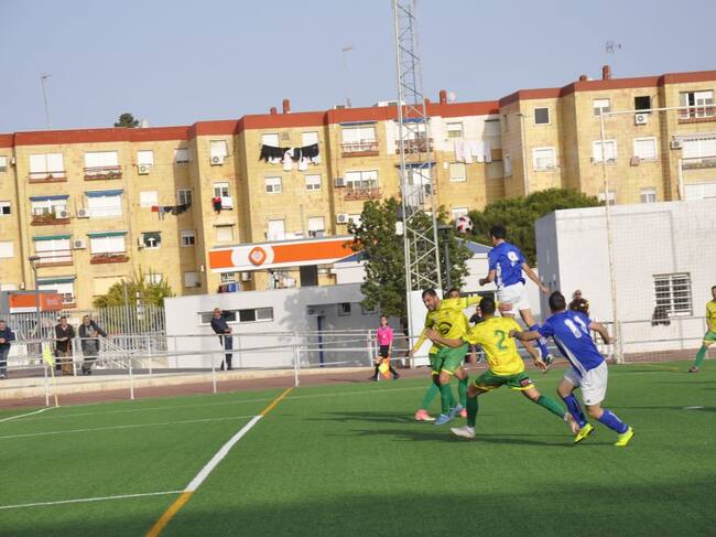 Pedro Carrión remata de cabeza un centro de Alberto Durán
