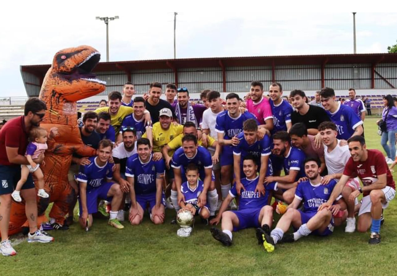 Melero, en el centro de la imagen, celebra el último ascenso a Tercera del Becerril