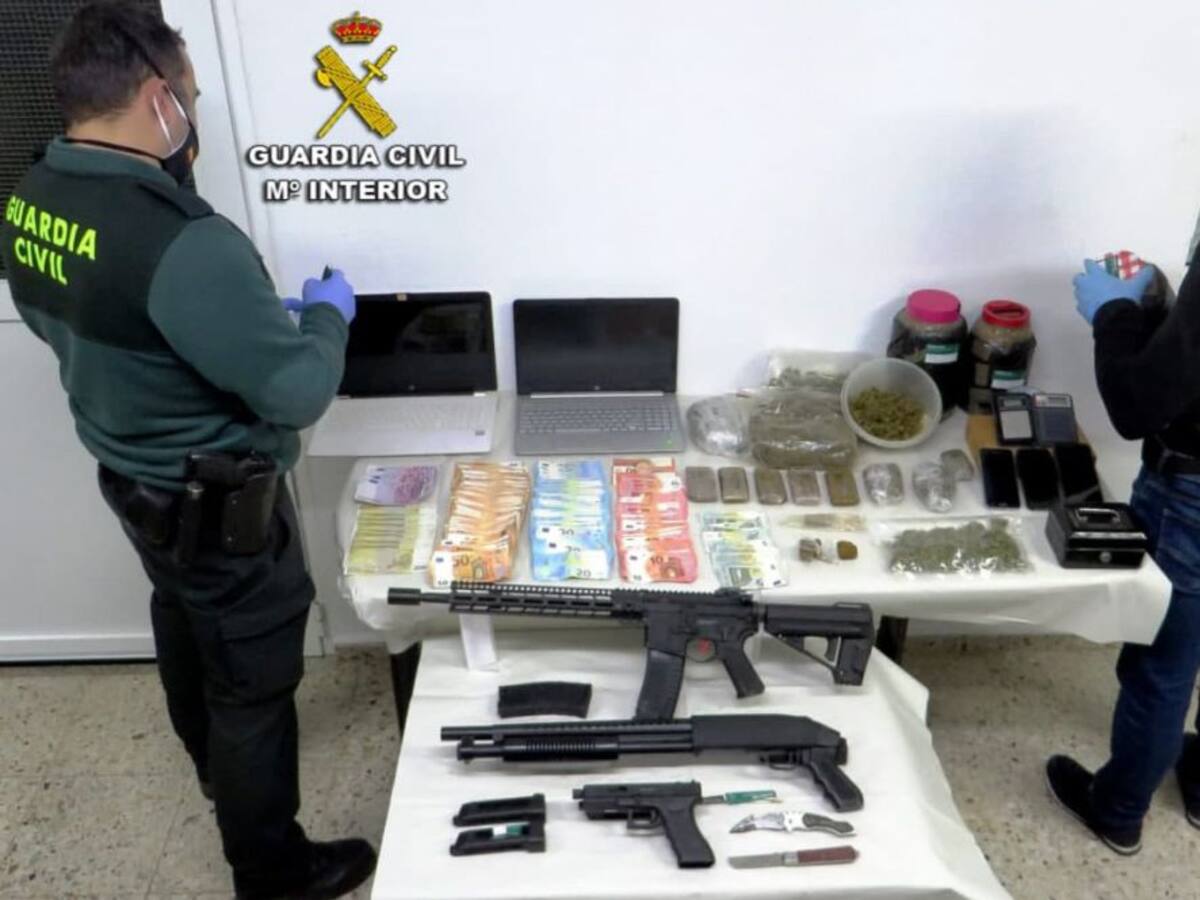 La Guardia Civil encuentra armas en un punto de venta de drogas en Caldas