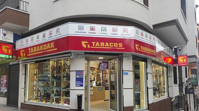 Juanjo Peñagaricano, dueño del estanco en el que se ha vendido un quinto premio de la Lotería de Navidad en Irun