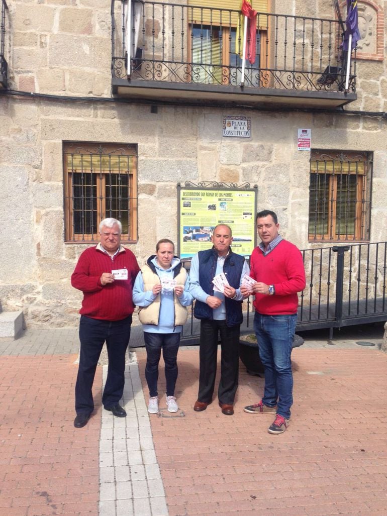 Presidente y vicepresidente del CF Talavera con el alcalde y concejala de deportes de San Román de los Montes.