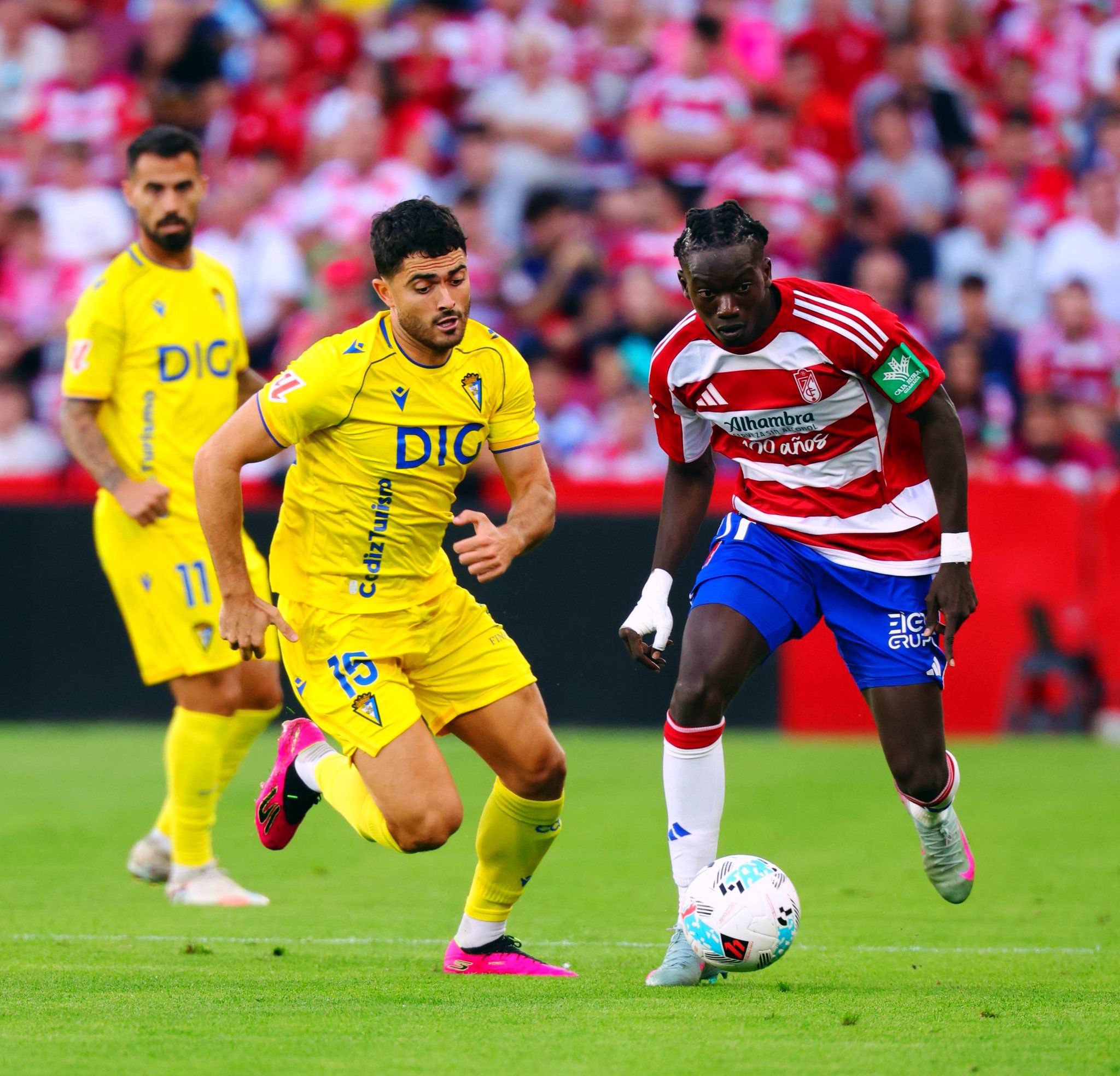 Sergio Ortuño junto a Souleymane Faye en el Nuevo Los Cármenes. Foto: Cádiz CF.