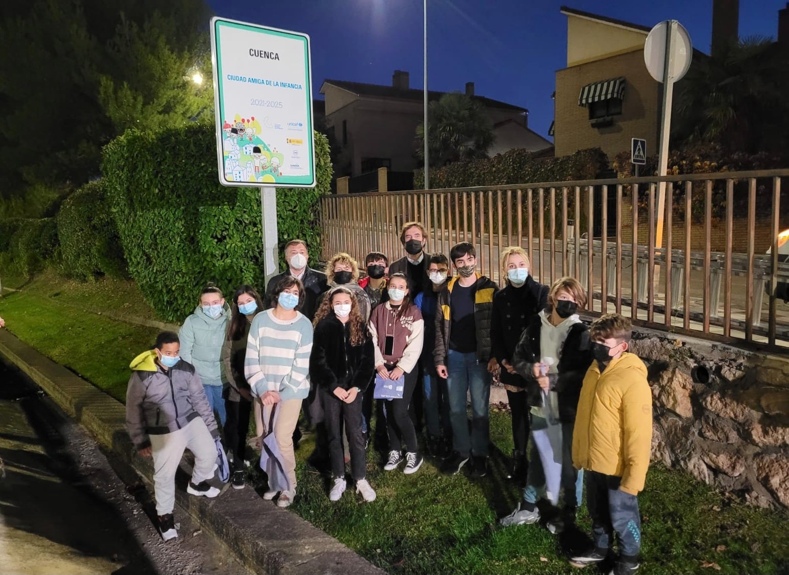 El alcalde de Cuenca, Darío Dolz, y los niños y niñas integrantes del Consejo Municipal de la Infancia y la Adolescencia, junto a la señal que acredita a Cuenca como Ciudad Amiga de la Infancia, título concedido por Unicef que la capital ha renovado recientemente.