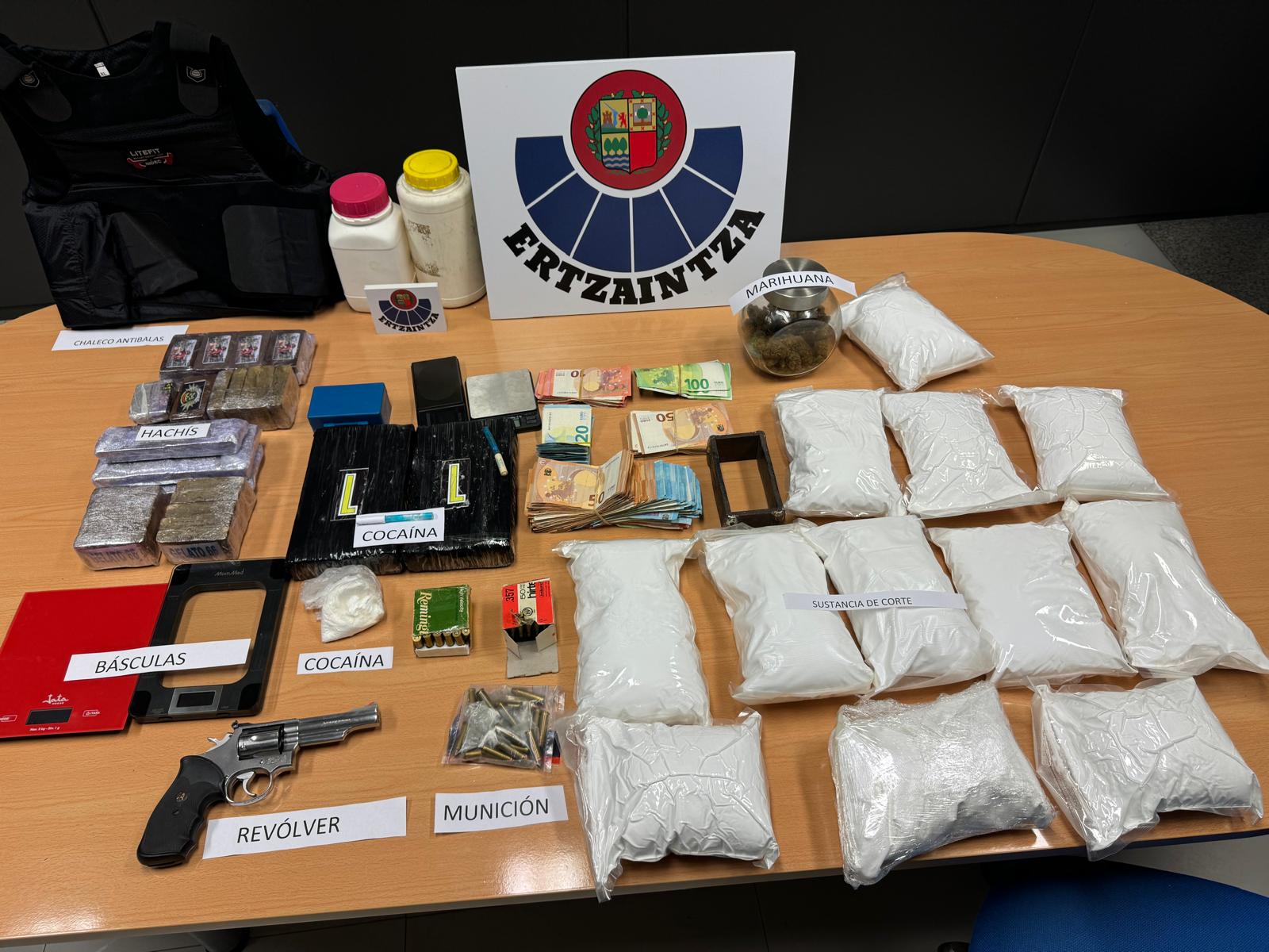 Material incautado en la operación antidroga. / Ertzaintza