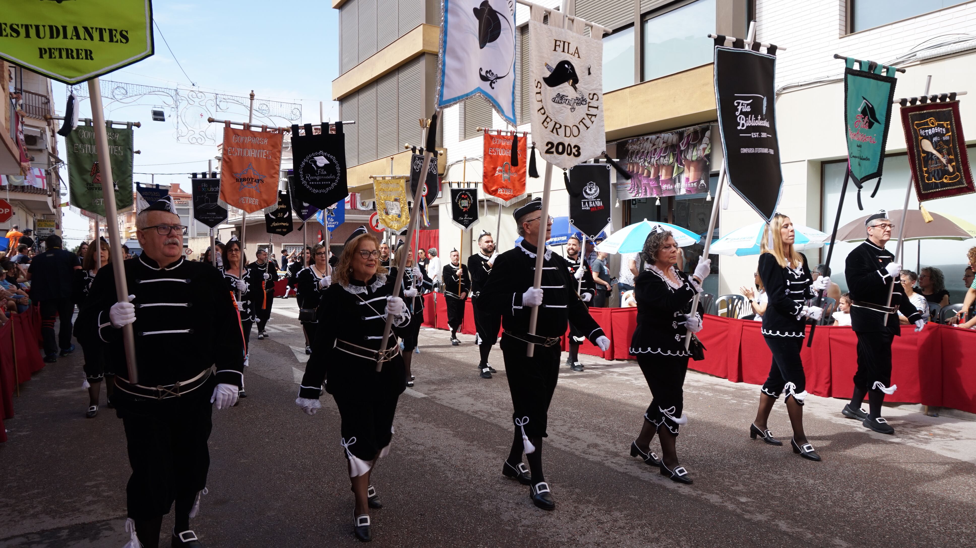 Los Estudiantes han abierto el desfile