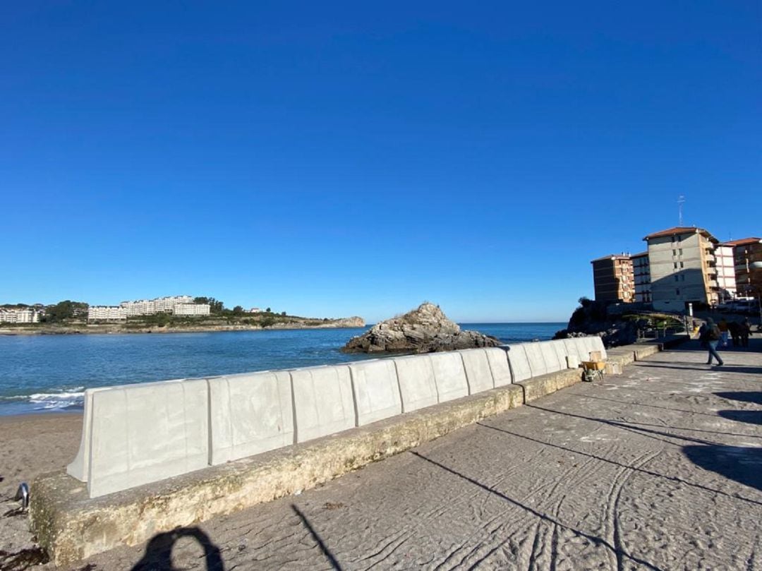 Bloques de hormigón en la Playa del Matadero. 