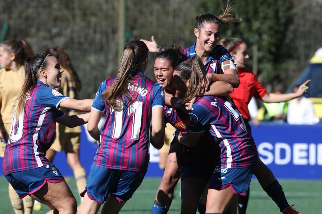 Las armeras celebran un gol ante el filial culé