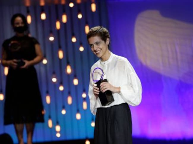 Dea Kulumbegashvili recibiendo la Concha de Oro en el festival de 2020