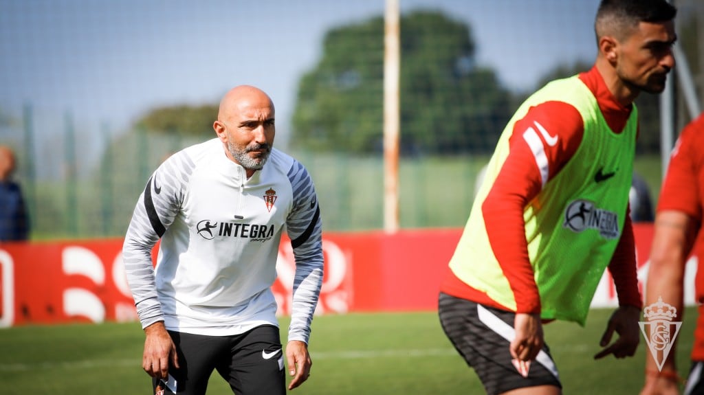 Abelardo durante su primer entrenamiento con el Sporting.