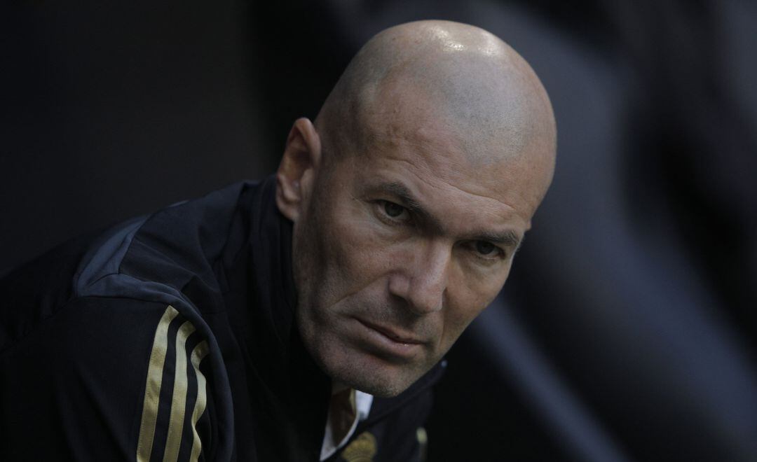 Zidane, serio, durante el partido contra el Tottenham