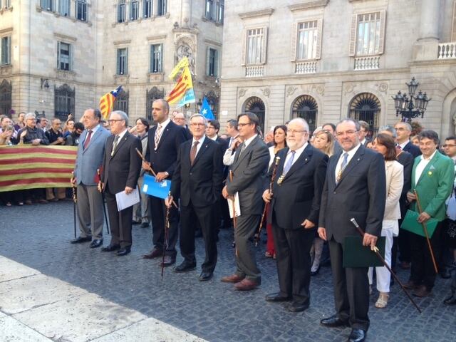 Alcaldes enfilen el camí cap al Palau de la Generalitat aquest dissabte al migdia