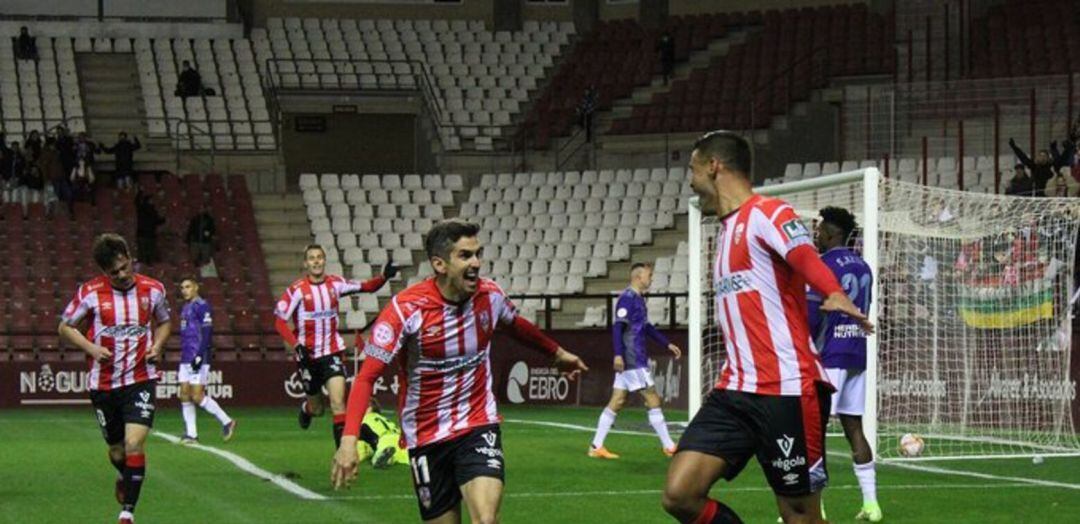 Alfaro celebra un gol de Aridane en Las Gaunas