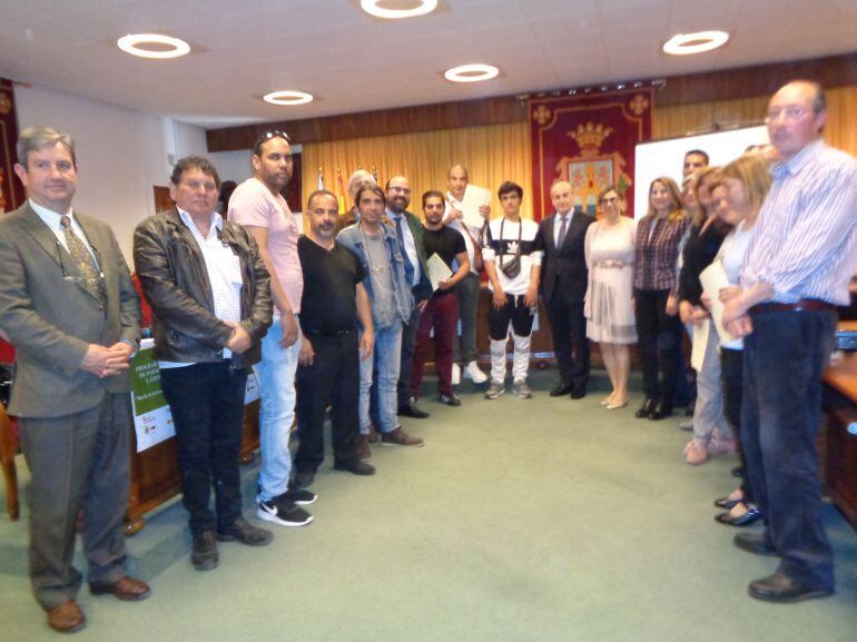 Alumnos y profesores posan con los responsables políticos al final del acto