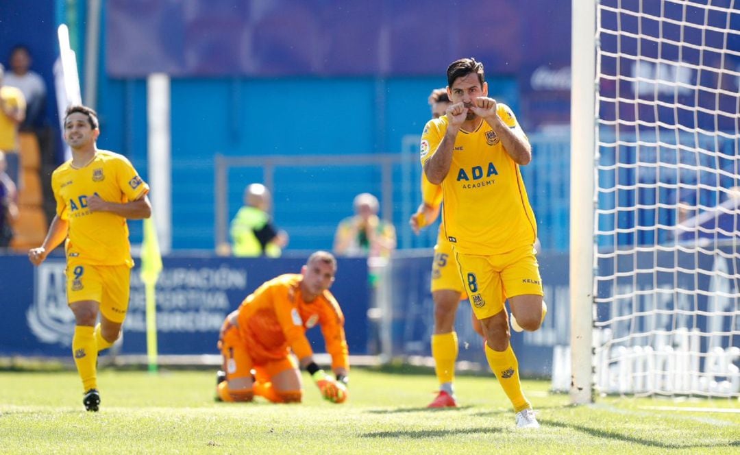 Celebración de uno de los goles del Alcorcón frente al Oviedo en Santo Domingo