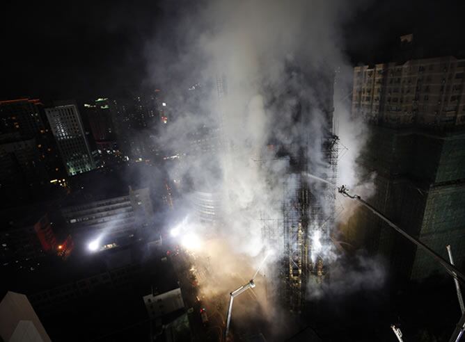 Al menos ocho personas han muerto y 90 han resultado heridas en el incendio de un edificio de 28 pisos de Shanghai