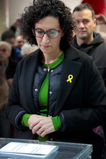 La candidata por ERC, Marta Rovira, ejerciendo su voto en el Casal Mossèn Guiteras en la ciudad de Vic, porta el lazo amarillo.