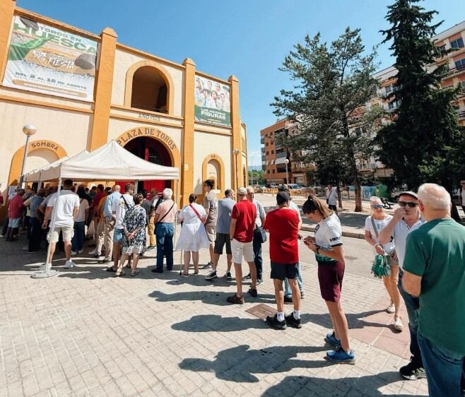Largas filas de aficionados en las taquillas de la Plaza de Toros de Huesca el pasado lunes en la renovación de abonos