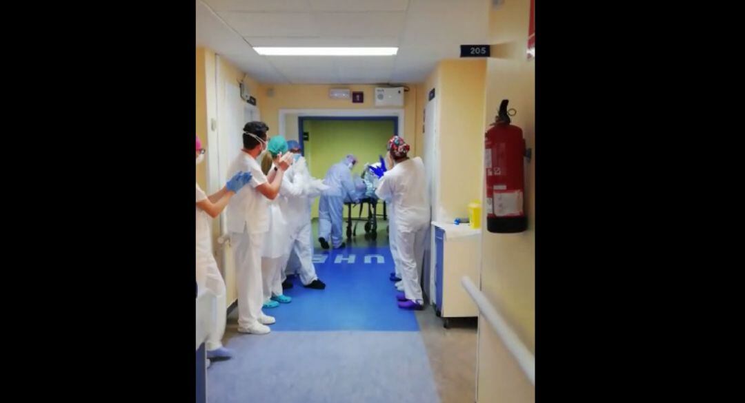 Fotograma de la despedida de Carmelo, el último paciente covid-19