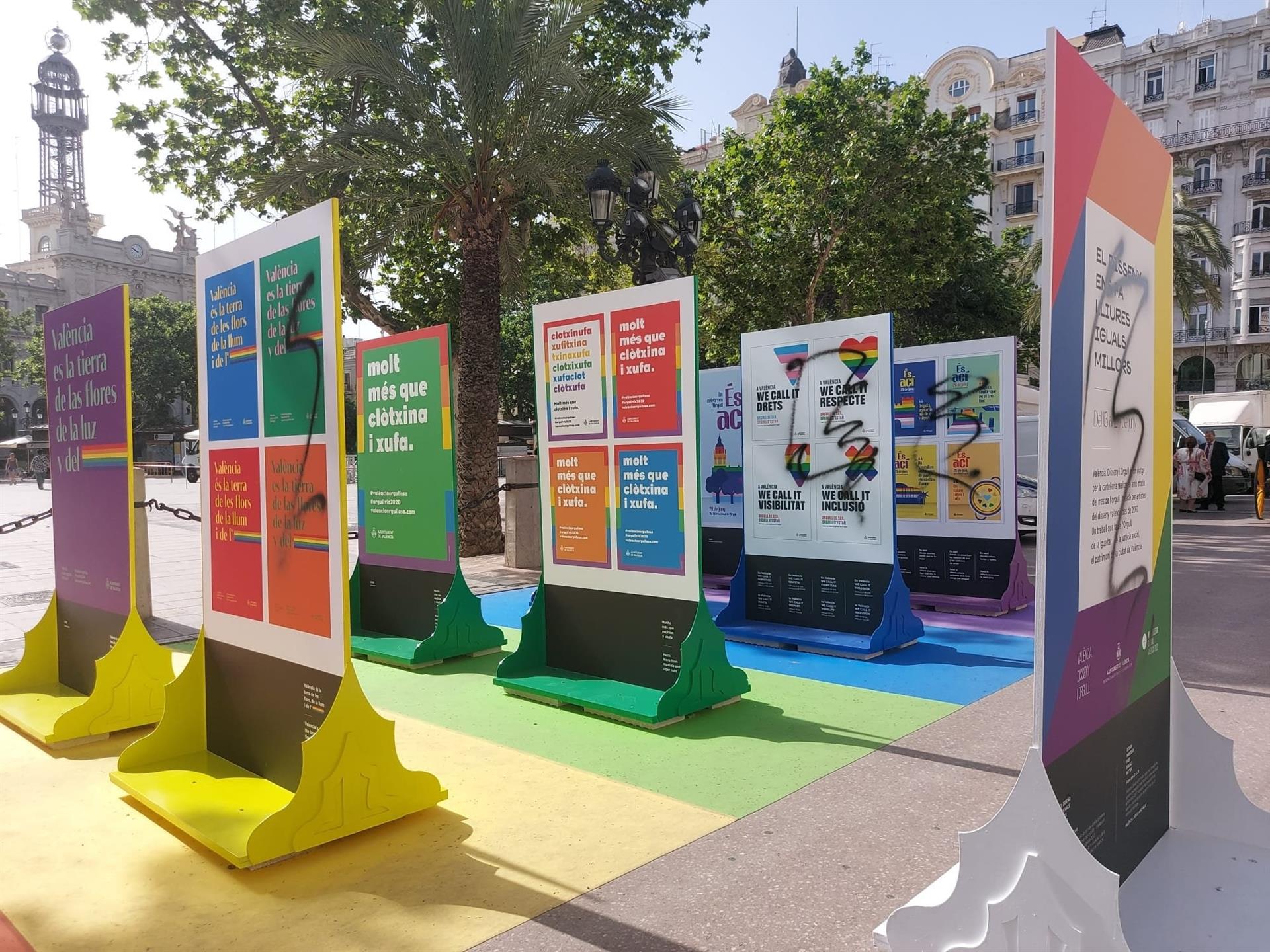 Pintadas en una exposición LGTBI en València