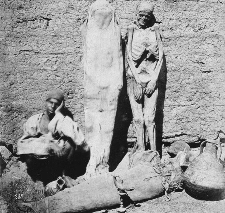 Vendedor de momias en una calle de El Cairo