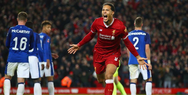 Virgil Van Dijk celebra un gol ante el Everton