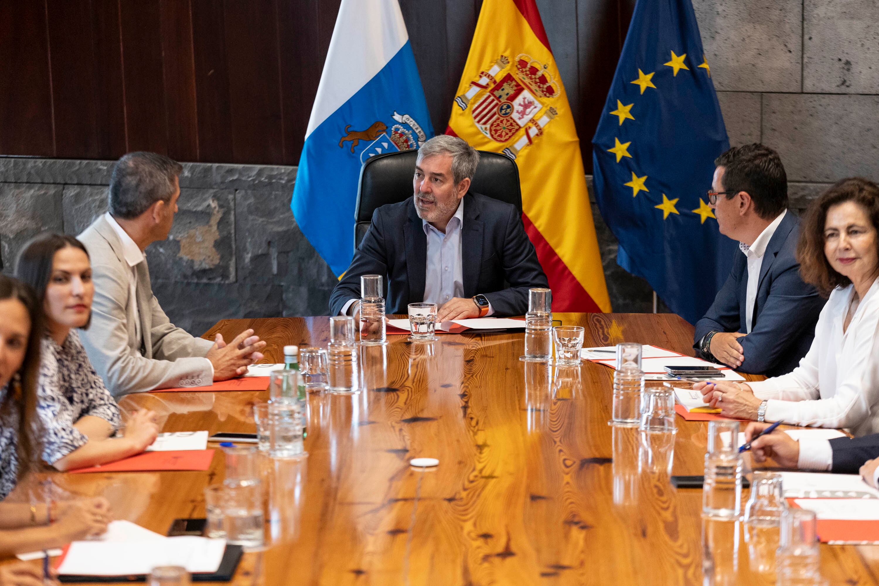 GRAFCAN4094. SANTA CRUZ DE TENERIFE (ESPAÑA), 17/07/2023.- El presidente del Gobierno de Canarias, Fernando Clavijo (c), ha reunido este lunes por primera vez a su Consejo de Gobierno, en Santa Cruz de Tenerife. EFE/Miguel Barreto
