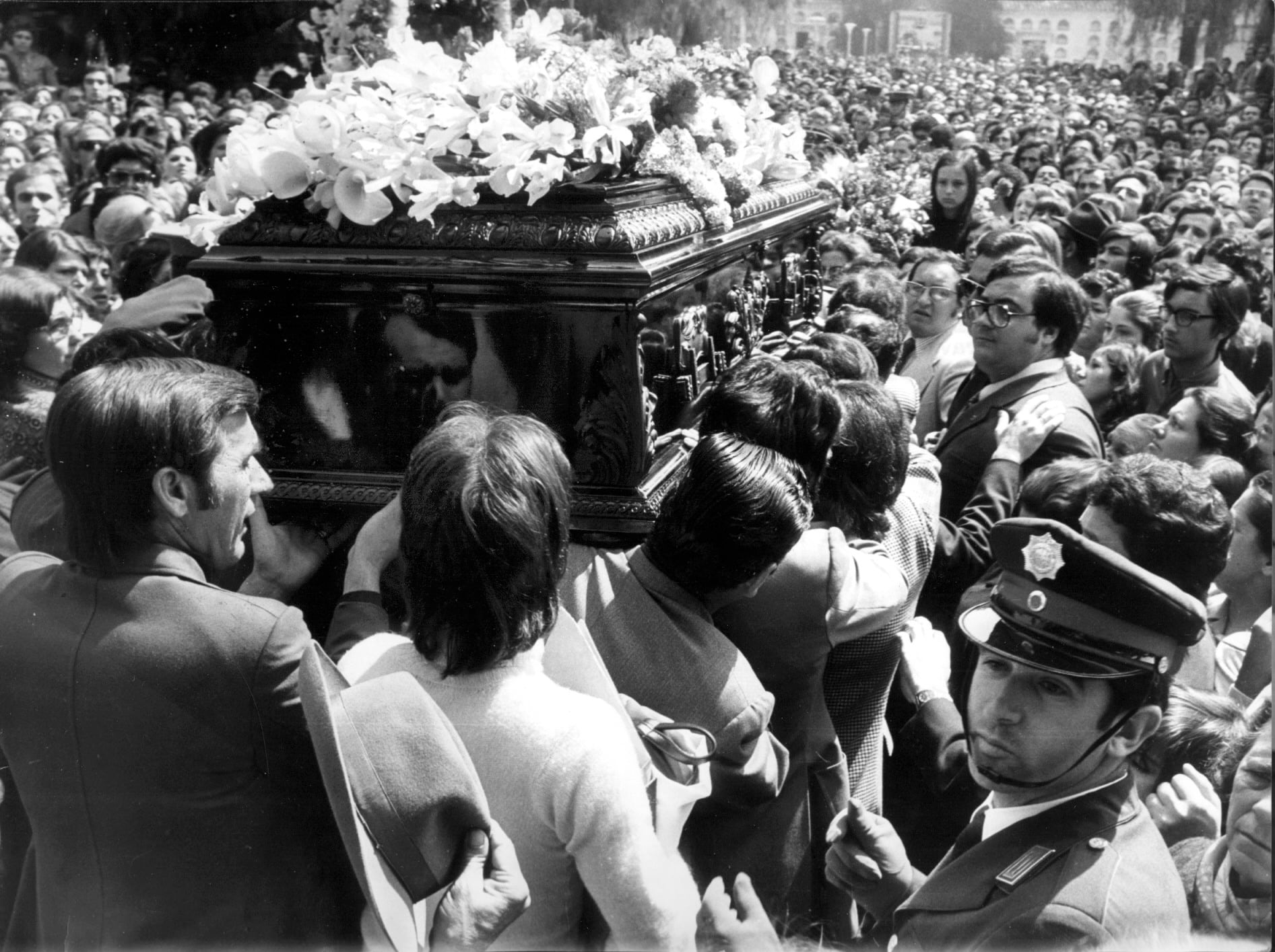 18/04/1973.- El féretro con los restos mortales del cantante Nino Bravo es transportado a hombros por familiares y amigos, a la salida de la capilla del cementerio donde se pronunció una misa