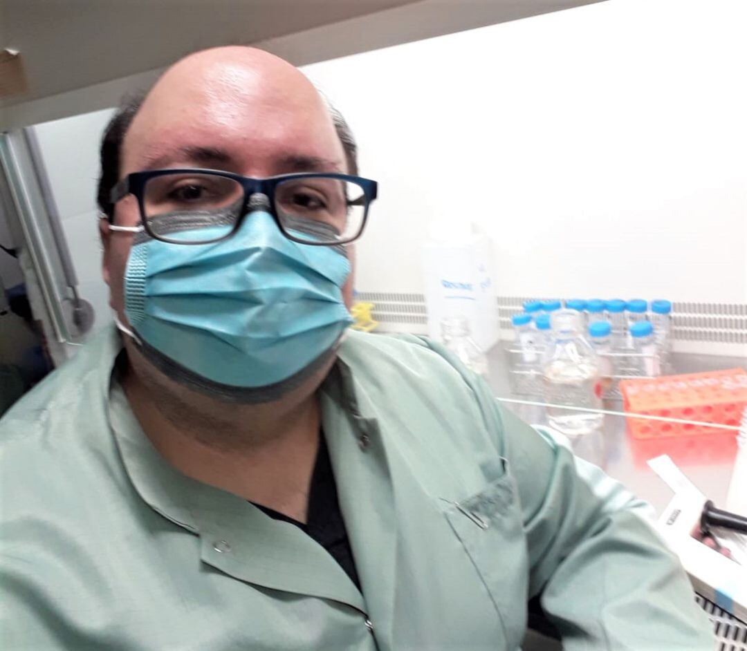 El investigador en su puesto de trabajo