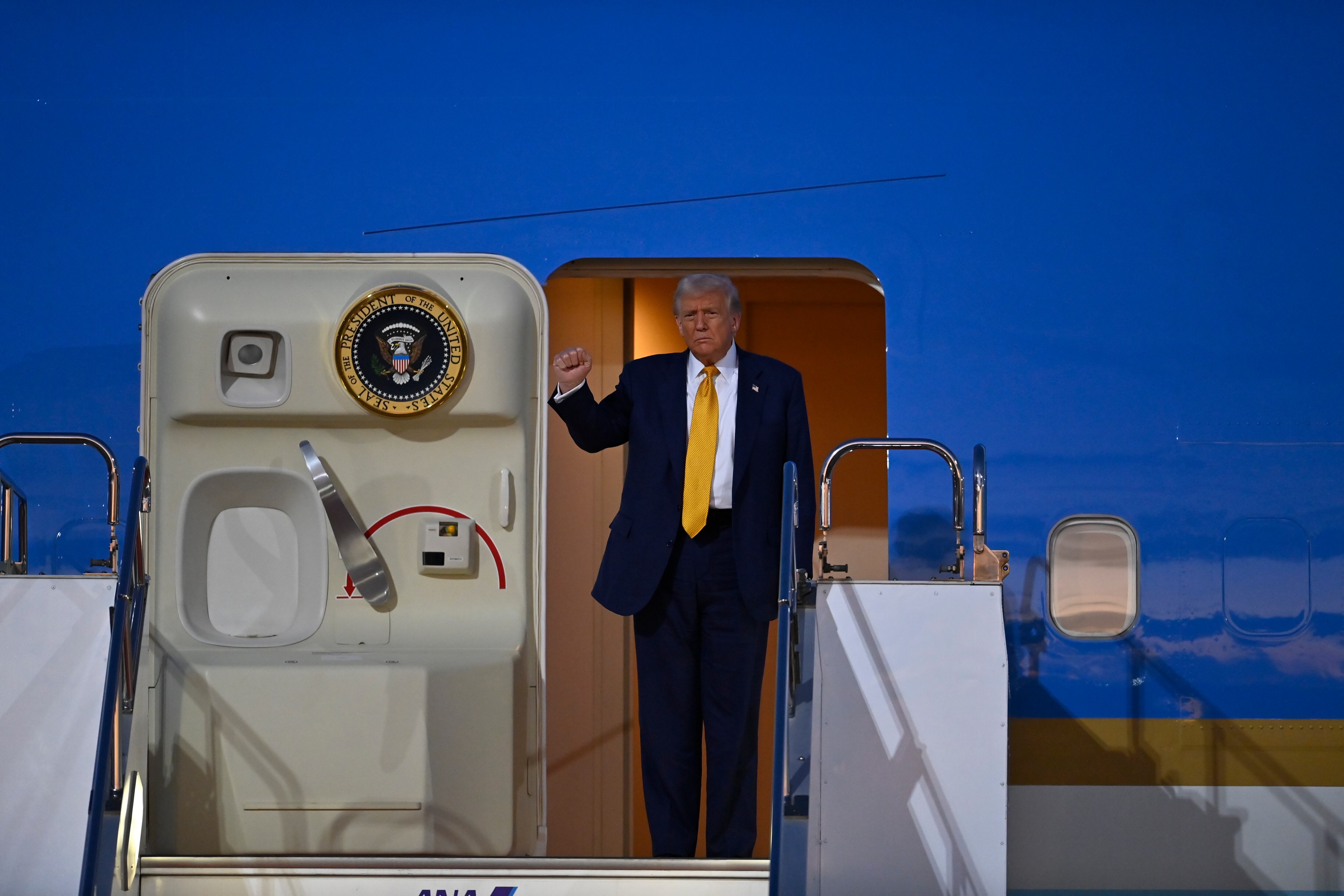 El presidente estadounidense Donald Trump desembarca del Air Force One a su llegada al Aeropuerto Internacional de Haneda en Tokio, Japón, el 27 de octubre de 2025