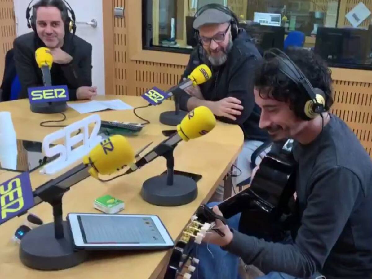 Mesa camilla con los 'gamberros ilustrados' de Hoy por hoy