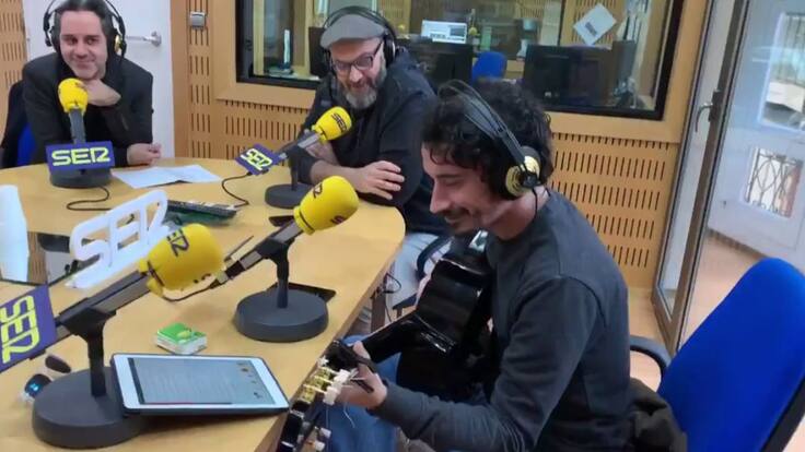 Mesa de camilla con los 'gamberros ilustrados' de Hoy por hoy