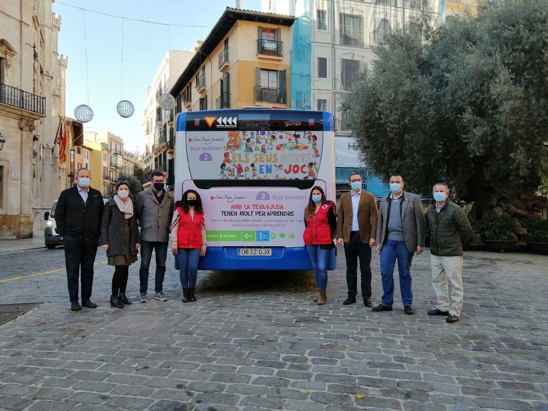 Presentación del &#039;bus solidario&#039; que colaborará este miércoles con la campaña de recogida de juguetes de Creu Roja.