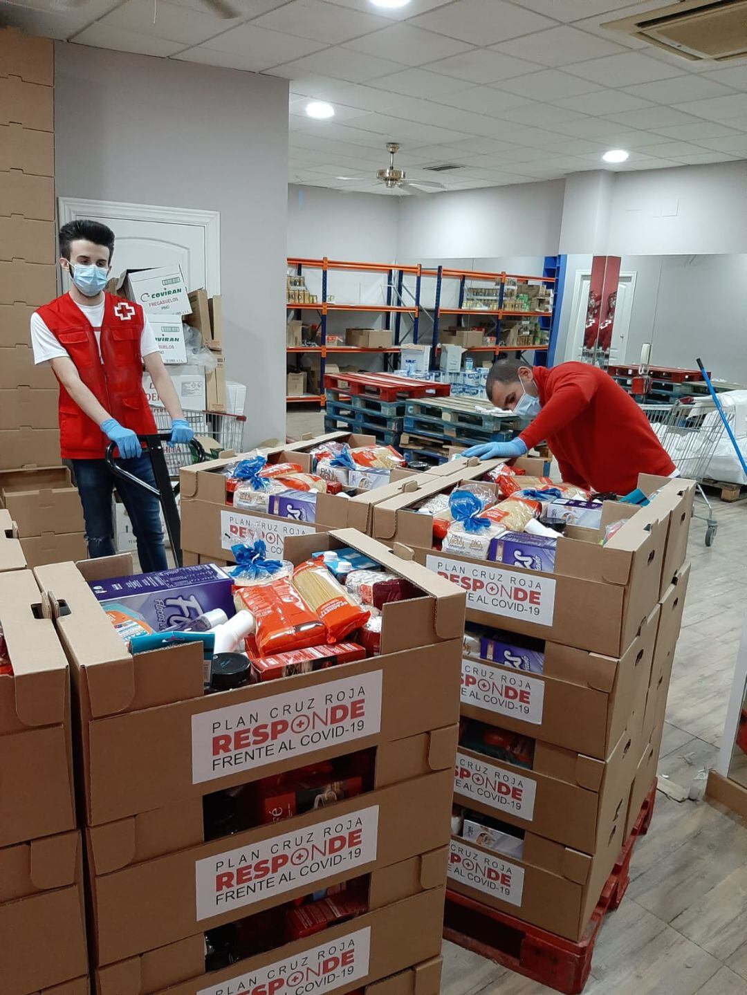 Voluntarios de Cruz Roja clasifican alimentos para la población más necesitada