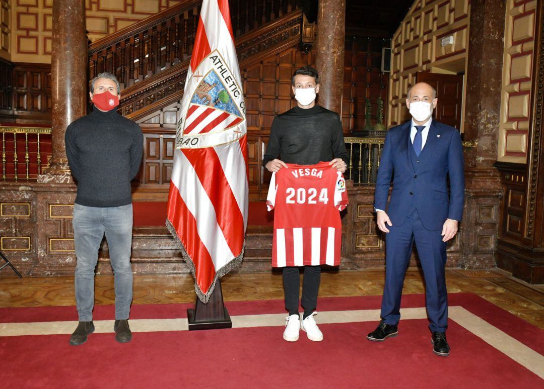 Mikel Vesga, junto al director deportivo del Athletic, Rafa Alkorta, y el presidente, Aitor Elizegi